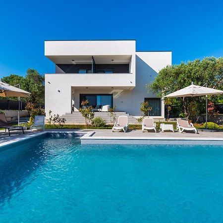Crowonder Sun Dance Apartments With Heated Swimming Pool Seaview And Garden Sveti Filip i Jakov Exterior photo