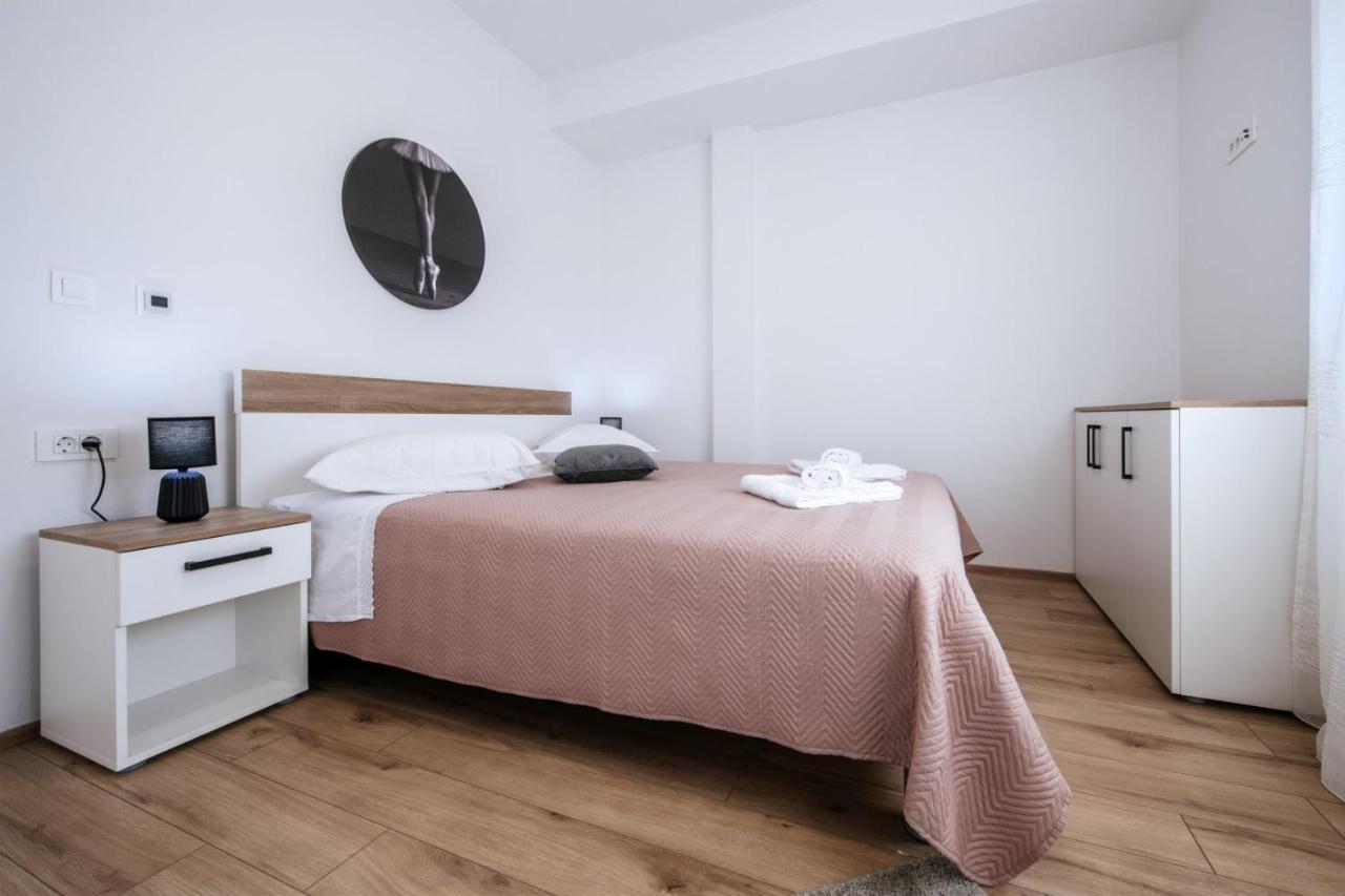 Crowonder Sun Dance Apartments With Heated Swimming Pool Seaview And Garden Sveti Filip i Jakov Exterior photo