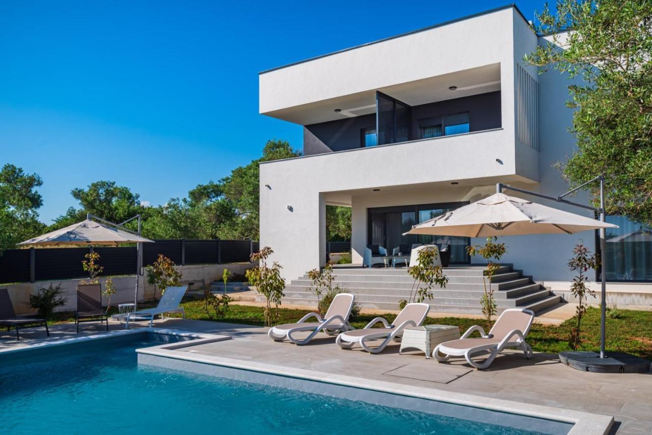Crowonder Sun Dance Apartments With Heated Swimming Pool Seaview And Garden Sveti Filip i Jakov Exterior photo