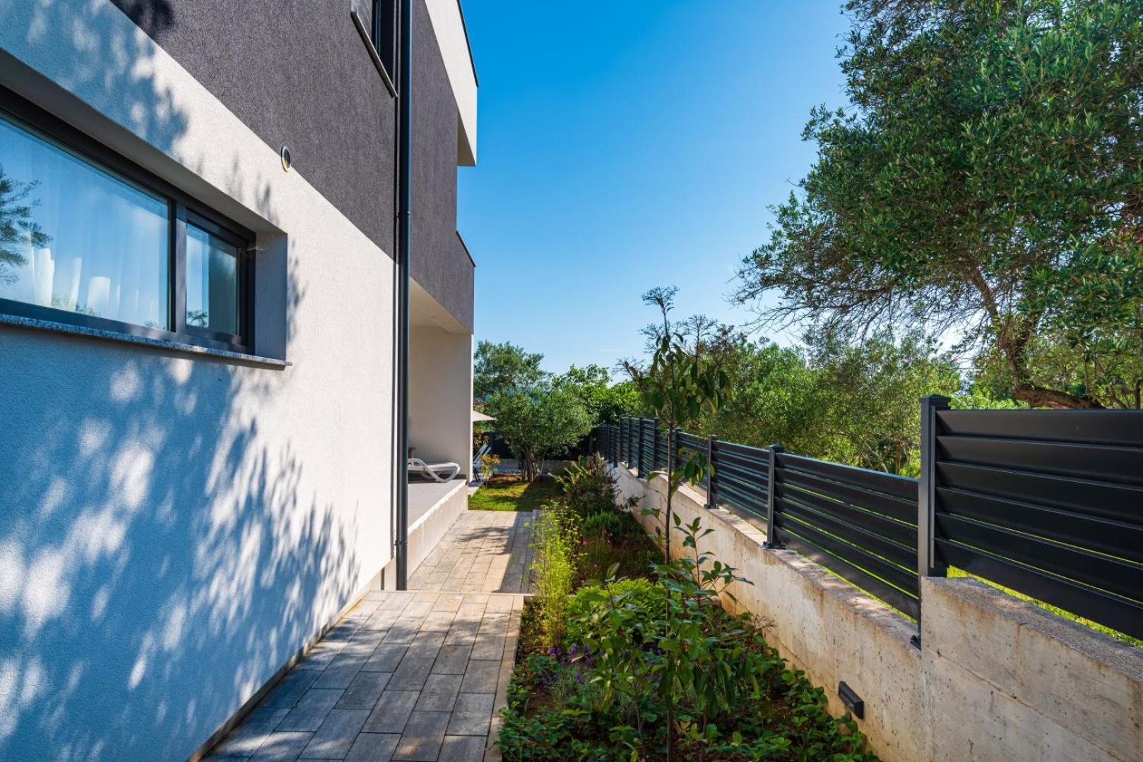 Crowonder Sun Dance Apartments With Heated Swimming Pool Seaview And Garden Sveti Filip i Jakov Exterior photo